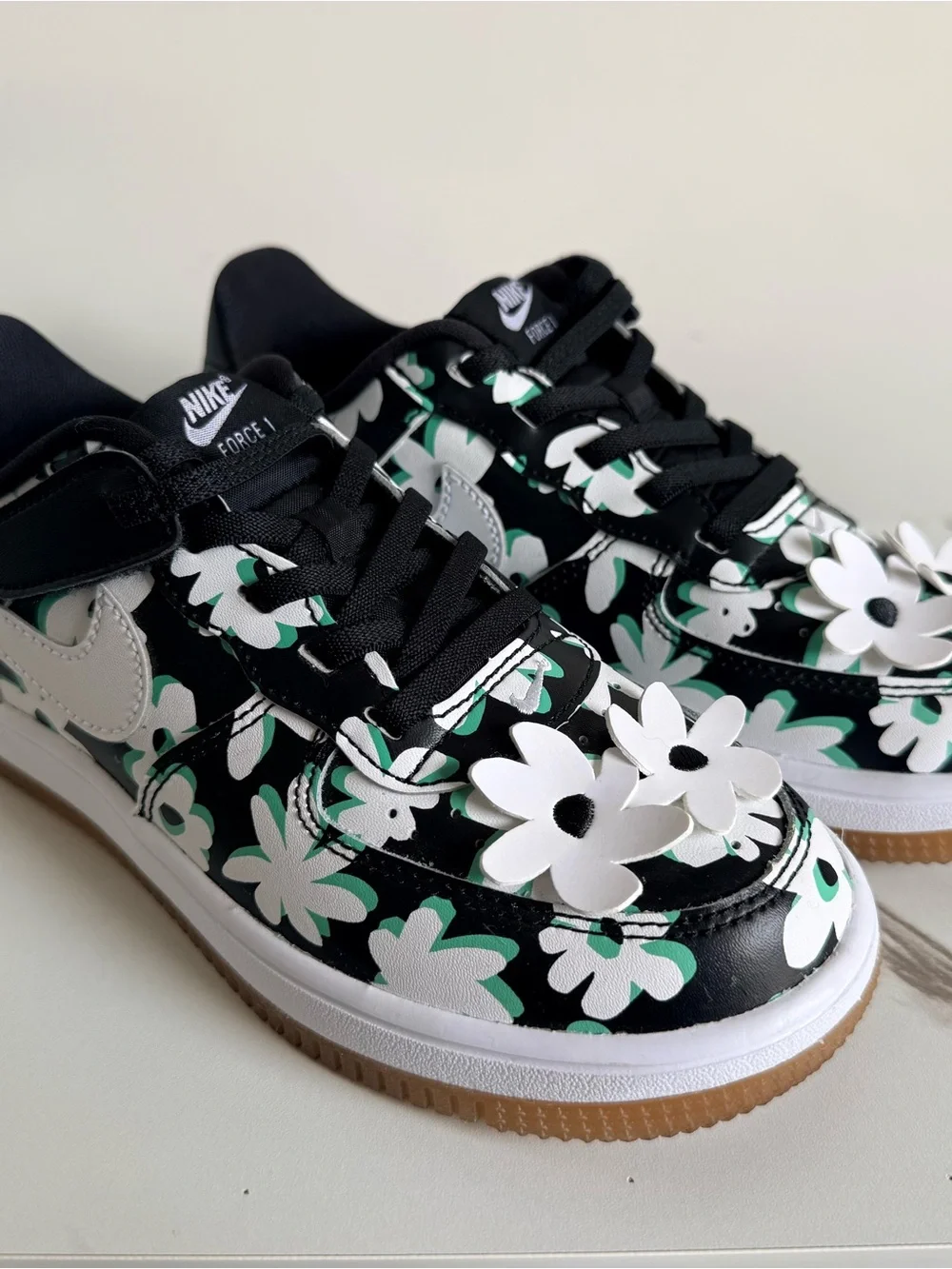 Nike brand NEW Girl size 2.5, Force 1 Low LV8 EasyOn